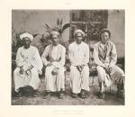 Pilger aus Pontianak (West-Borneo); links ein dort ansässiger Araber aus Hadhramaut.  1888-1889