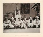 Pilger aus Sambas (Borneo); hinter den Pilgern steht der Wakîl (Bevollmächtigte) des Schêchs.  (1888-1889)